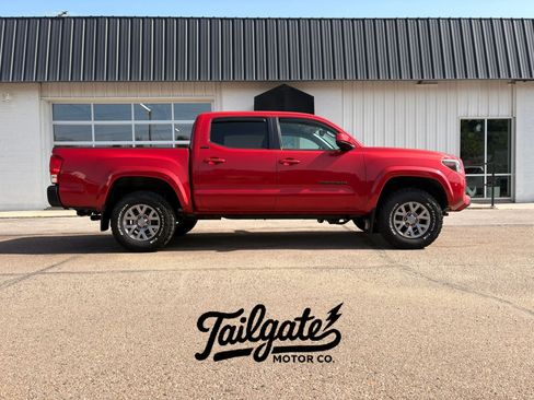 Used 2017 Toyota Tacoma SR5 w/ Tow Package AWD/4WD image 1