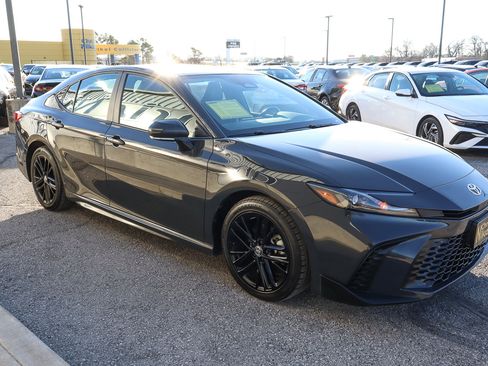 Used 2025 Toyota Camry SE image 3