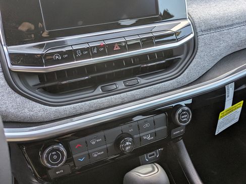 New 2026 Jeep Compass Latitude image 10