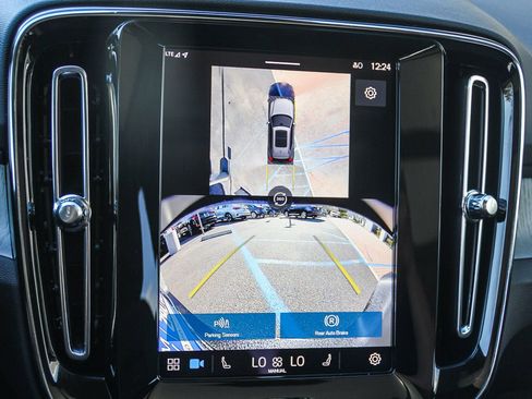 Used 2025 Volvo XC40 B5 Plus image 27