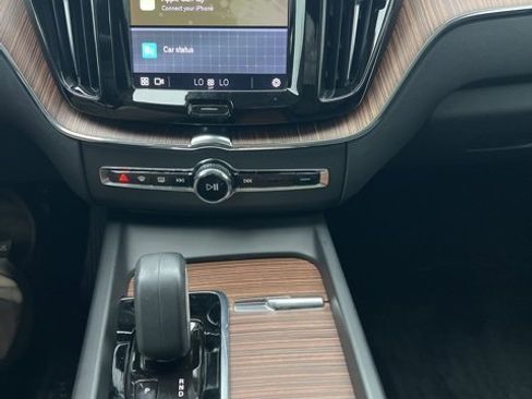 Used 2022 Volvo XC60 B5 Momentum w/ Protection Package Premier image 12
