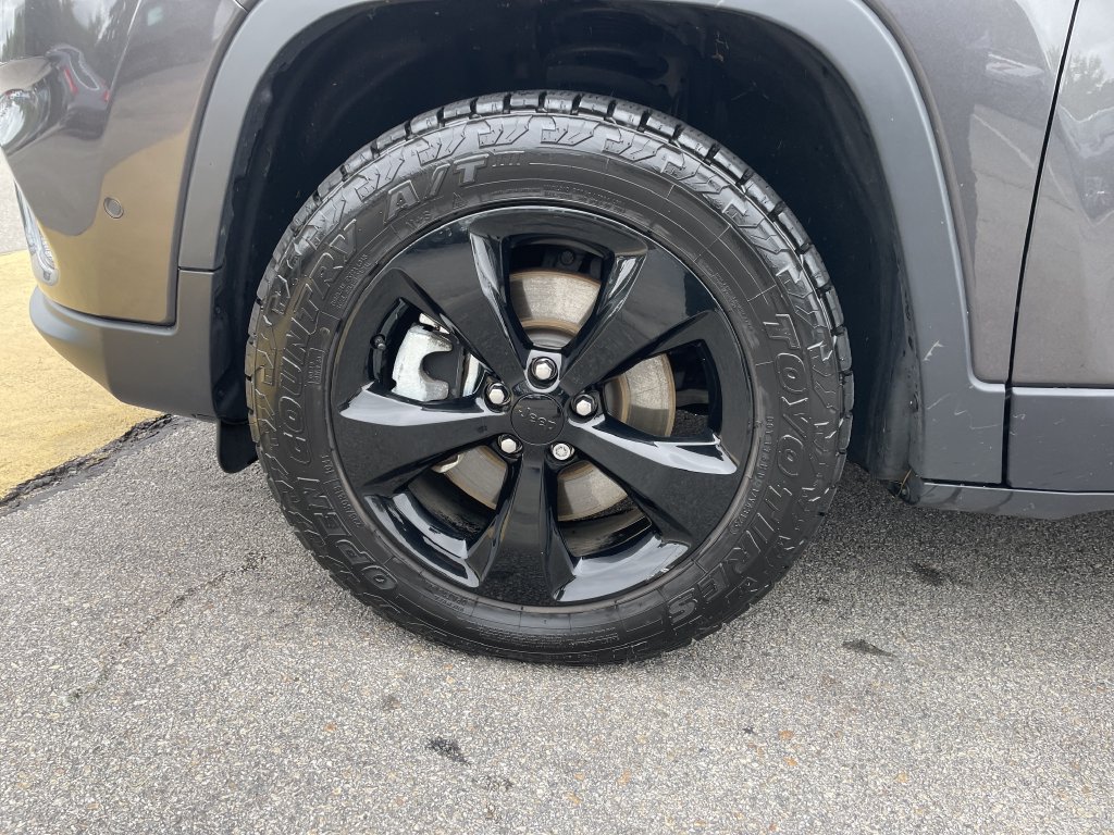 Certified 2023 Jeep Cherokee Altitude Lux w/ Lux Elite Package AWD/4WD image 9