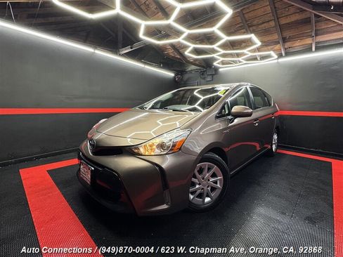 Used 2016 Toyota Prius V Three image 2