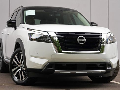 Used 2025 Nissan Pathfinder Platinum FWD image 4
