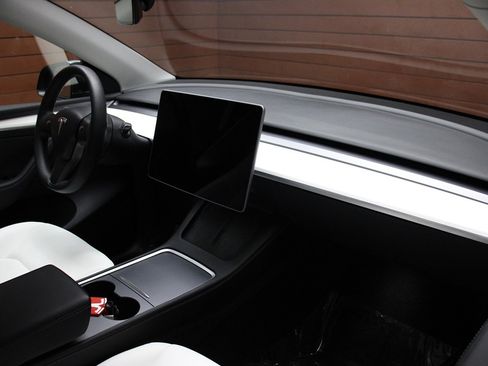 Used 2023 Tesla Model Y Long Range image 9