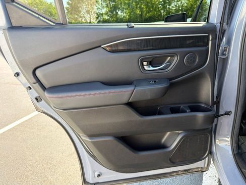 Used 2025 Honda Pilot Black Edition image 20