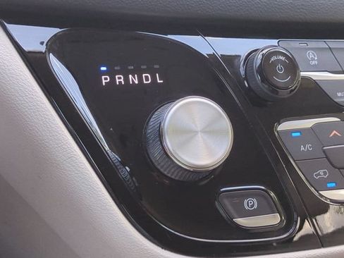 Used 2019 Chrysler Pacifica Touring-L w/ Tire & Wheel Group FWD image 27