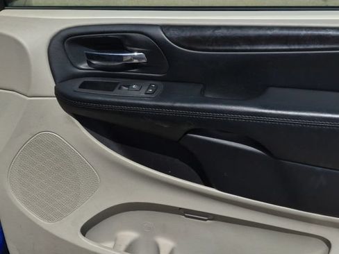 Used 2019 Dodge Grand Caravan SE w/ UConnect Hands-Free Group FWD image 17