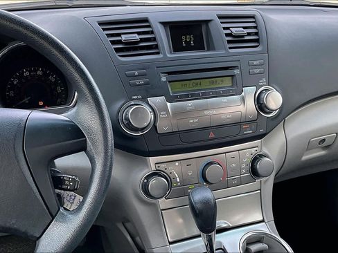 Used 2012 Toyota Highlander SE w/ Tow Pkg image 7