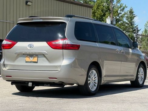 Used 2017 Toyota Sienna XLE FWD image 5
