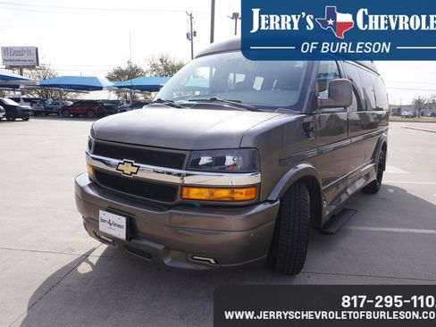 Used 2023 Chevrolet Express 2500 image 2
