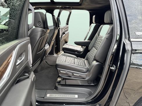 Used 2022 Cadillac Escalade ESV Premium Luxury Platinum w/ Heavy-Duty Trailer Package image 17