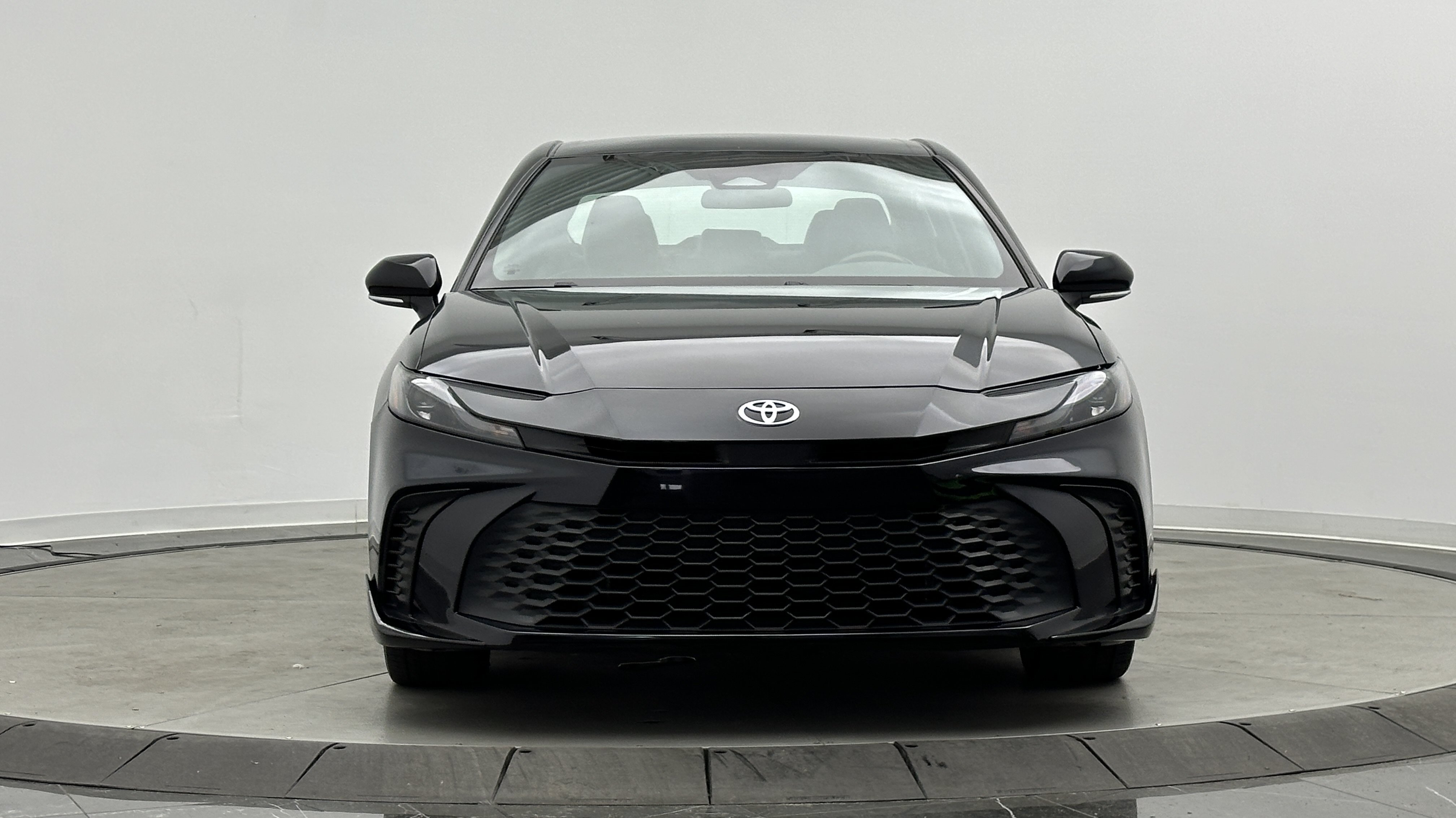 Used 2025 Toyota Camry SE FWD image 2