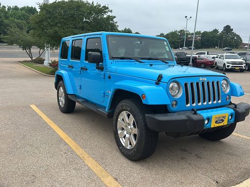 Used 2018 Jeep Wrangler Unlimited Sahara w/ Connectivity Group AWD/4WD image 1