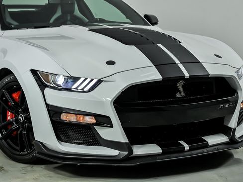 Used 2020 Ford Mustang Shelby GT500 w/ Carbon Fiber Track Pack RWD image 3