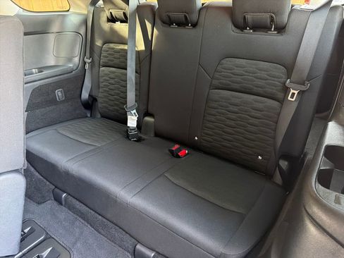 Used 2025 Nissan Pathfinder SV image 32