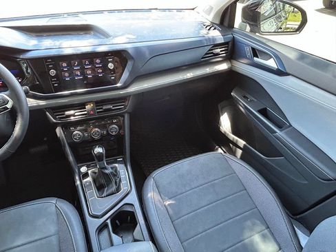 Used 2024 Volkswagen Taos SE w/ Panoramic Sunroof Package FWD image 11