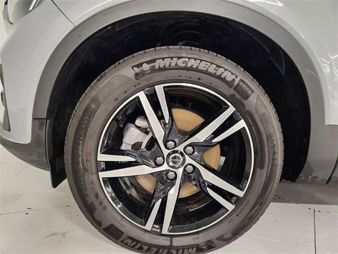 Used 2025 Volvo XC40 B5 Core image 8