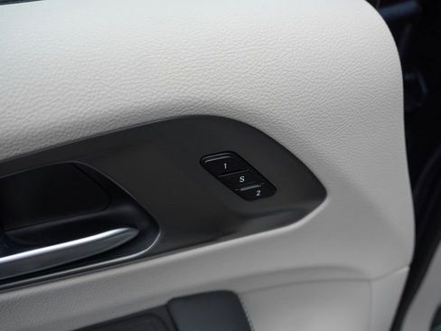 Certified 2024 Chrysler Pacifica Touring-L image 21