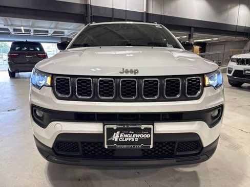 Used 2024 Jeep Compass Latitude AWD/4WD image 2