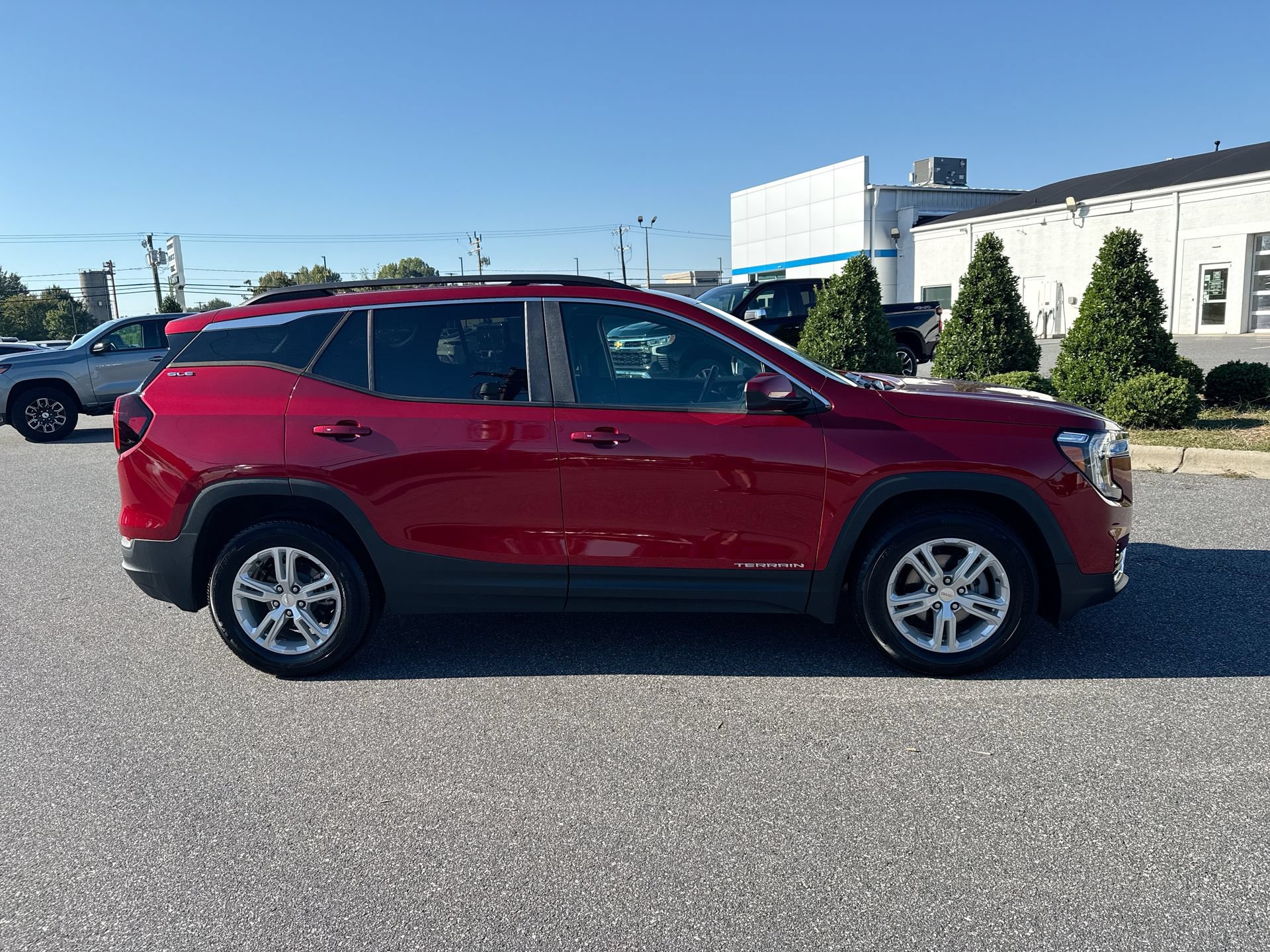 Used 2024 GMC Terrain SLE w/ Driver Convenience Package FWD image 7
