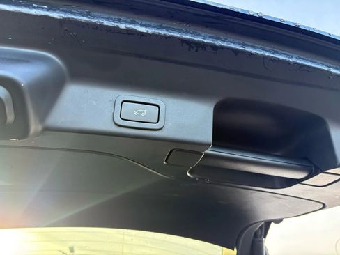 Used 2020 Jaguar F-PACE Premium image 35