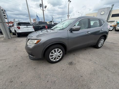 Used 2015 Nissan Rogue S FWD image 1