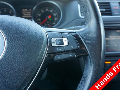 Used 2017 Volkswagen Jetta SE image 4