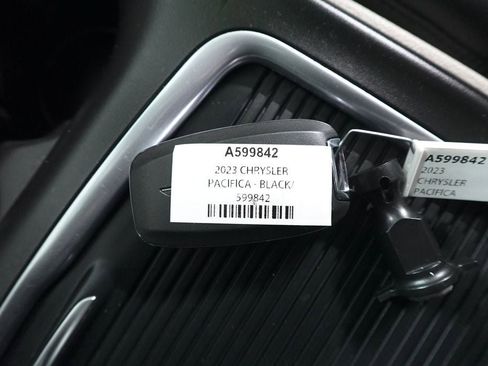 Used 2023 Chrysler Pacifica Touring-L image 32