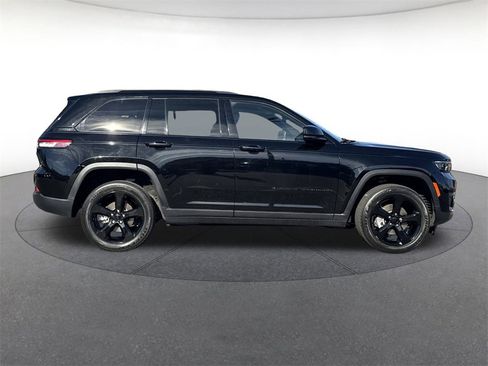 Used 2023 Jeep Grand Cherokee Altitude image 8