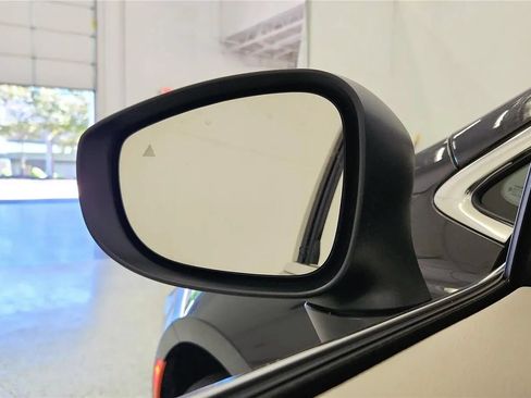 Used 2023 Chrysler Pacifica Touring-L FWD image 28