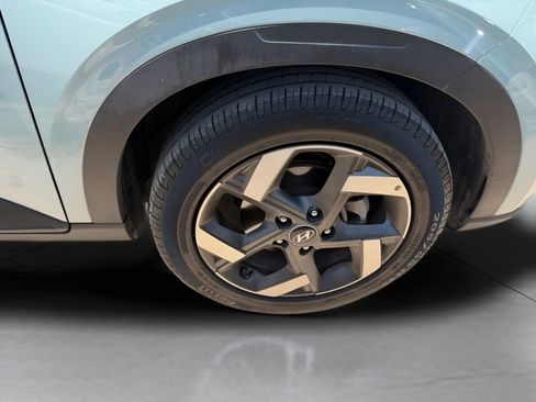 Used 2025 Hyundai Venue SEL FWD image 13