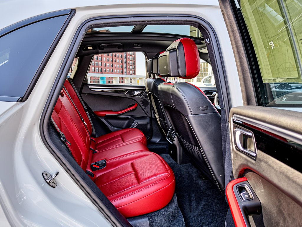 Certified 2023 Porsche Macan AWD/4WD image 29