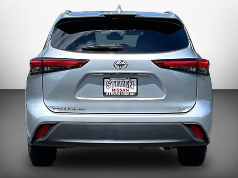 Used 2021 Toyota Highlander XLE FWD image 5