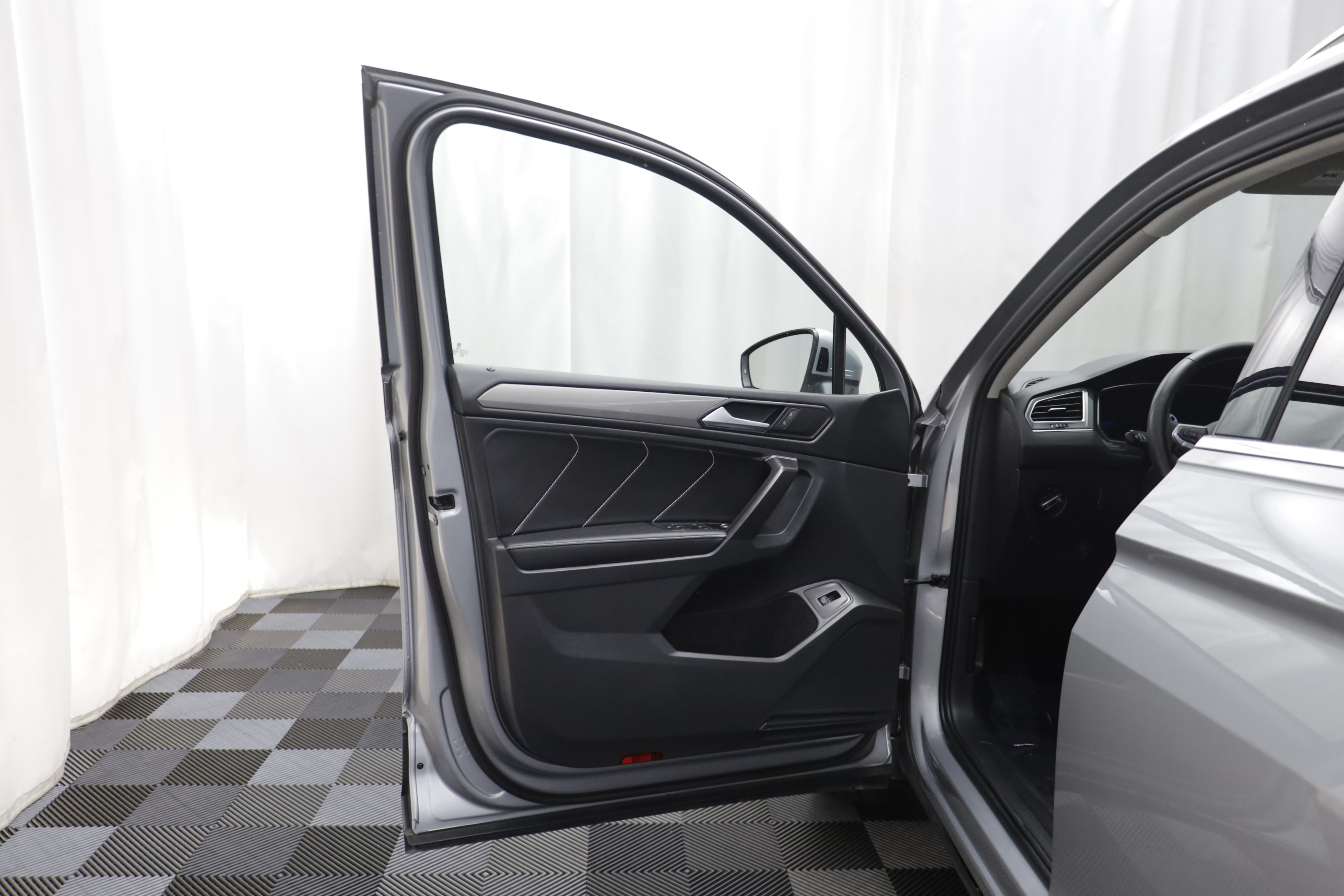 Used 2022 Volkswagen Tiguan SE AWD/4WD image 4