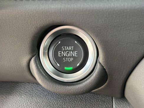Used 2025 Chevrolet Suburban LT RWD image 26