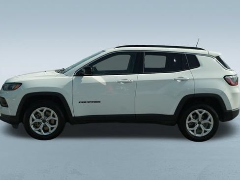 Used 2025 Jeep Compass Latitude AWD/4WD image 4