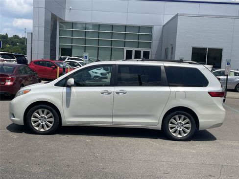 Used 2015 Toyota Sienna XLE w/ XLE Navigation Package AWD/4WD image 2