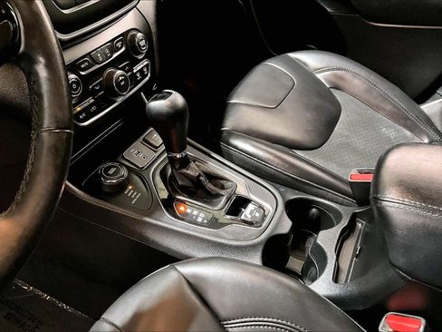 Used 2019 Jeep Cherokee Latitude Plus image 16