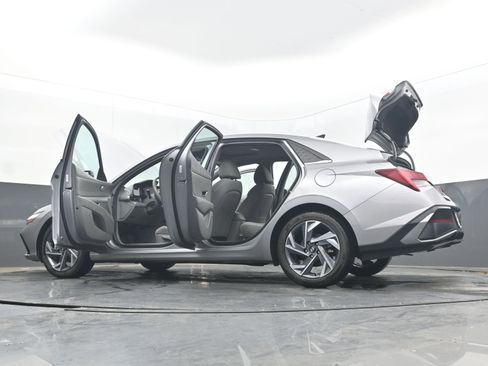 Used 2025 Hyundai Elantra SEL FWD image 44
