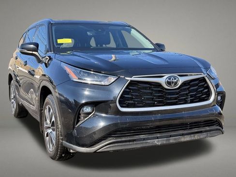 Used 2021 Toyota Highlander XLE AWD/4WD image 6