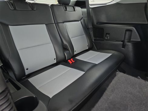 Used 2022 Ford Explorer XLT w/ Equipment Group 202A image 12