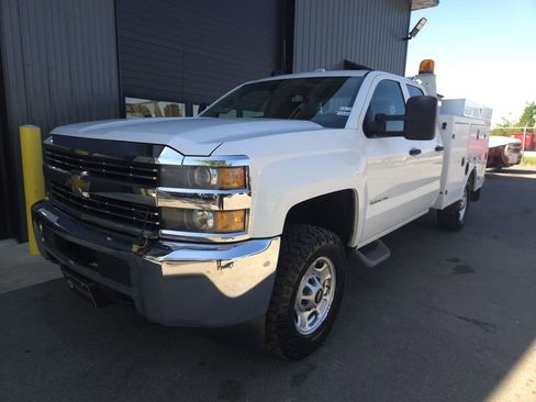 Used 2015 Chevrolet Silverado 2500 W/T AWD/4WD image 2
