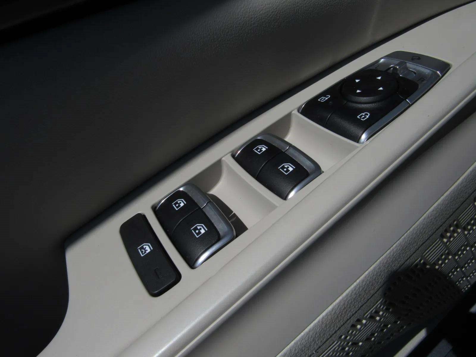 Used 2025 Kia Carnival SX w/ SX Dark Edition Package FWD image 24