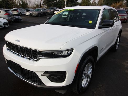 Used 2023 Jeep Grand Cherokee Laredo w/ Luxury Tech Group I AWD/4WD image 7