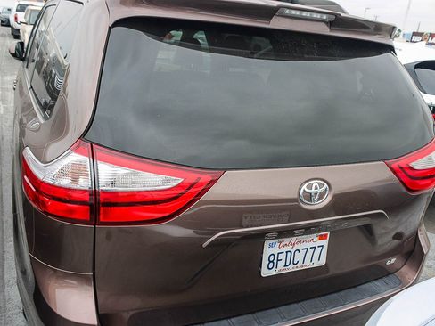 Used 2018 Toyota Sienna LE w/ Carpet Mat Package FWD image 12
