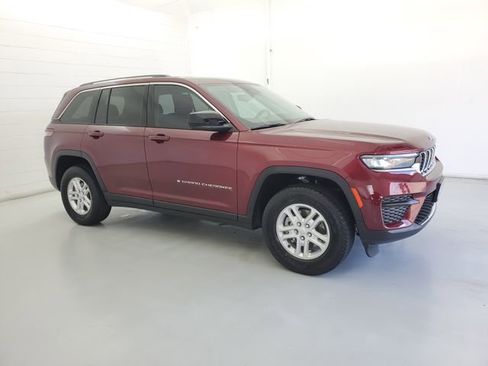 Used 2023 Jeep Grand Cherokee Laredo image 4