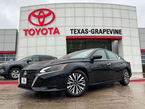 Used 2025 Nissan Altima 2.5 SV image 2