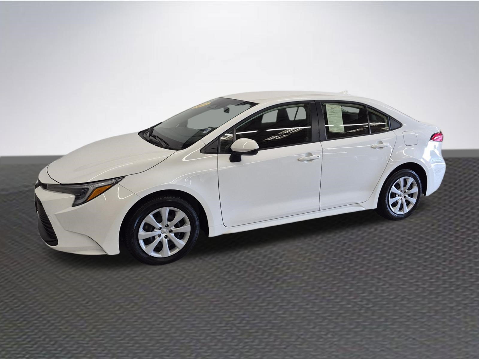 Used 2025 Toyota Corolla LE FWD image 2