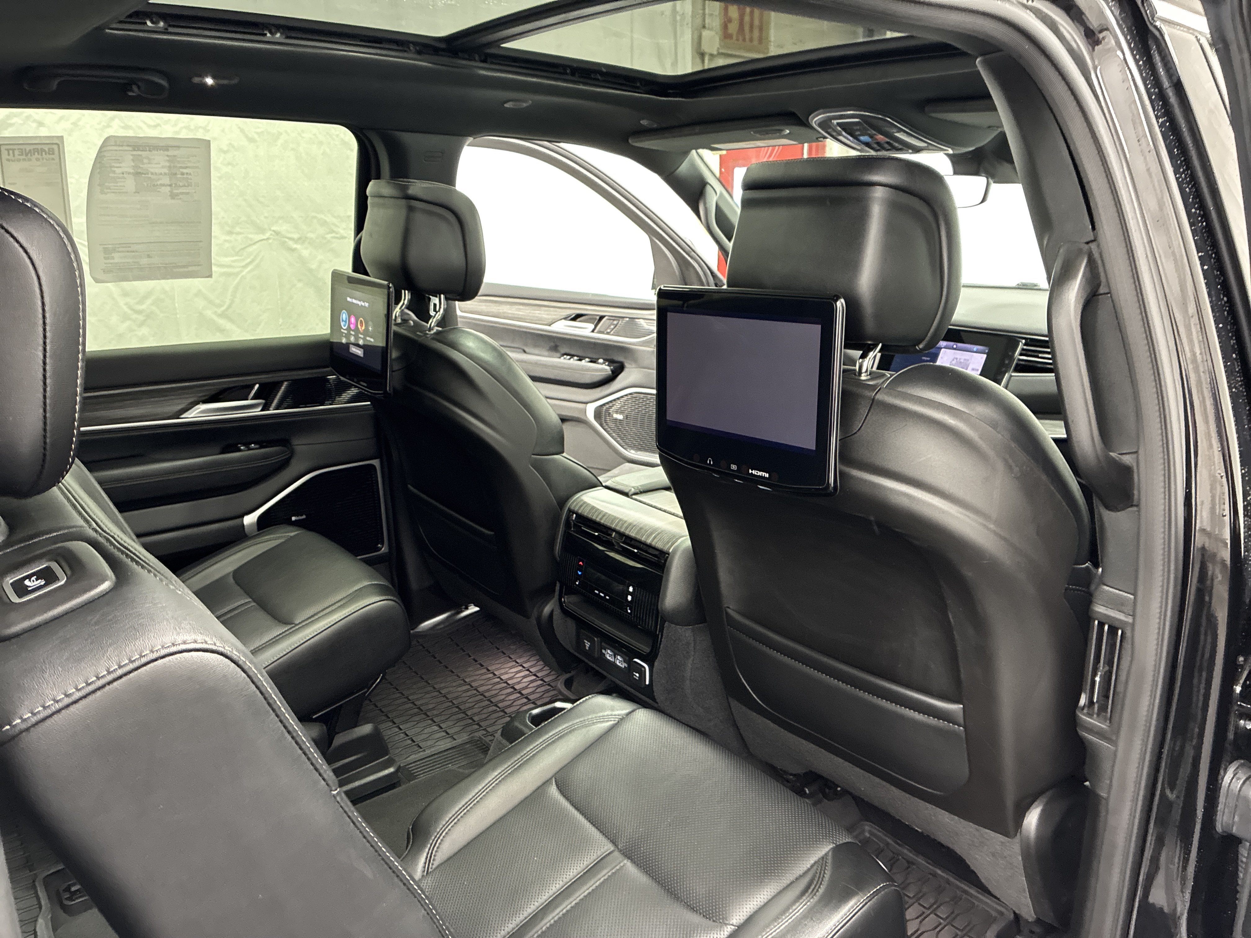 Used 2024 Jeep Wagoneer L Series III w/ Premium Group I AWD/4WD image 12